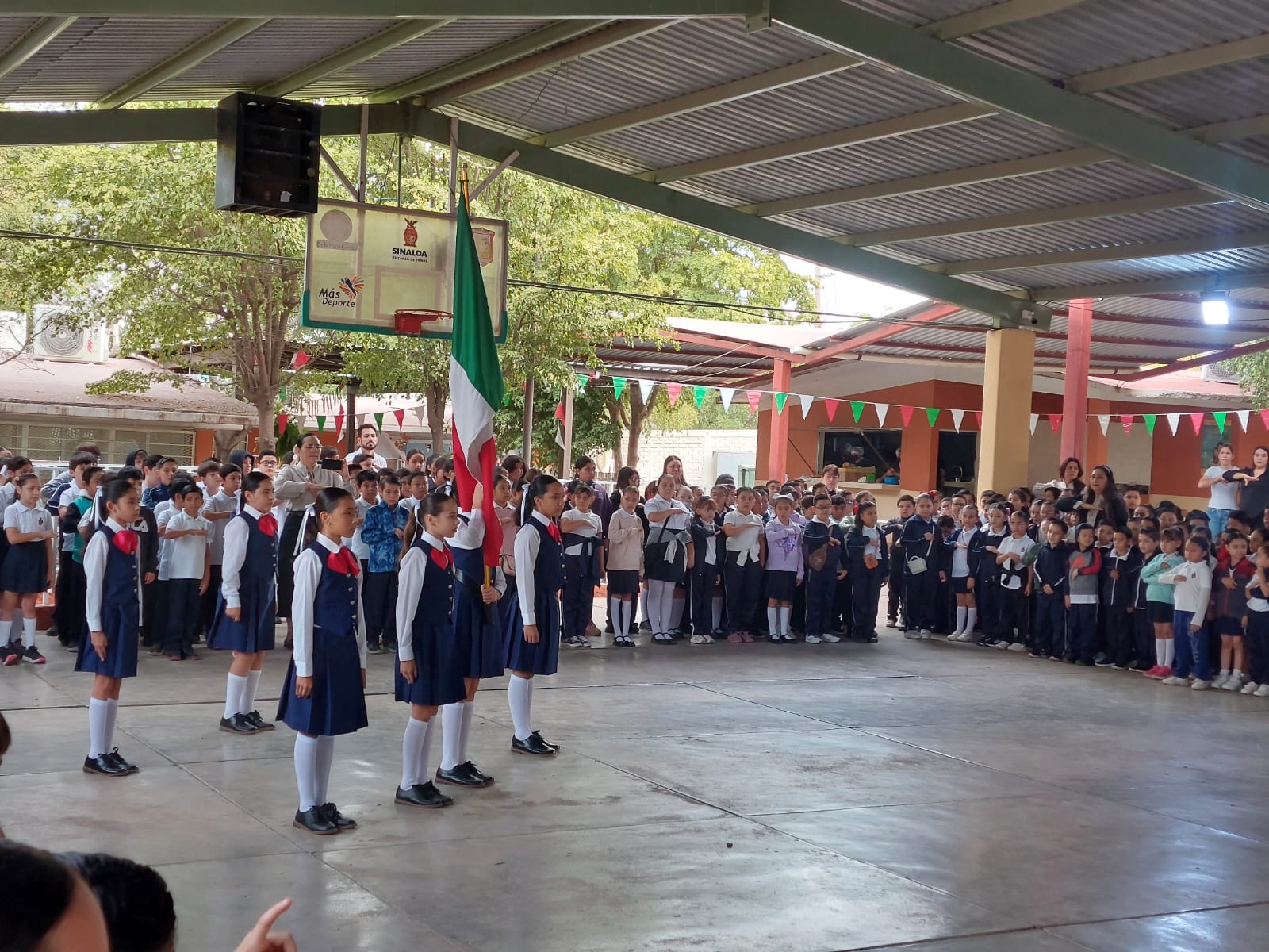 Alumnos de primaria regresan a clases después de Semana Santa