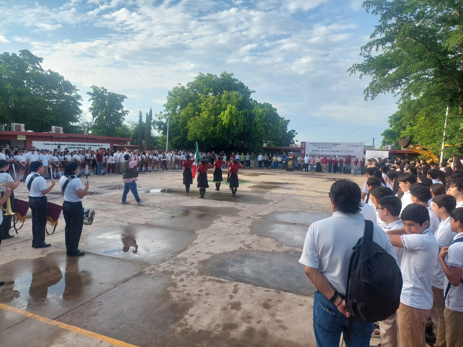 Alumnos de primaria regresan a clases después de Semana Santa