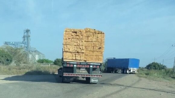 Reportan automovilistas bloqueos con camiones de carga en carretera hacia Elota, Sinaloa