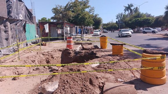 Atienden hundimiento frente a la cabeza de Juárez, descartan socavón, en Guasave, Sinaloa