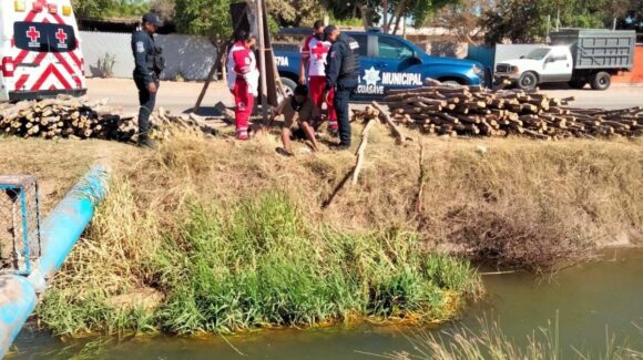 Cuerpos de auxilio rescatan a hombre en estado de ebriedad que cayó a un canal en Ruiz Cortines, Guasave