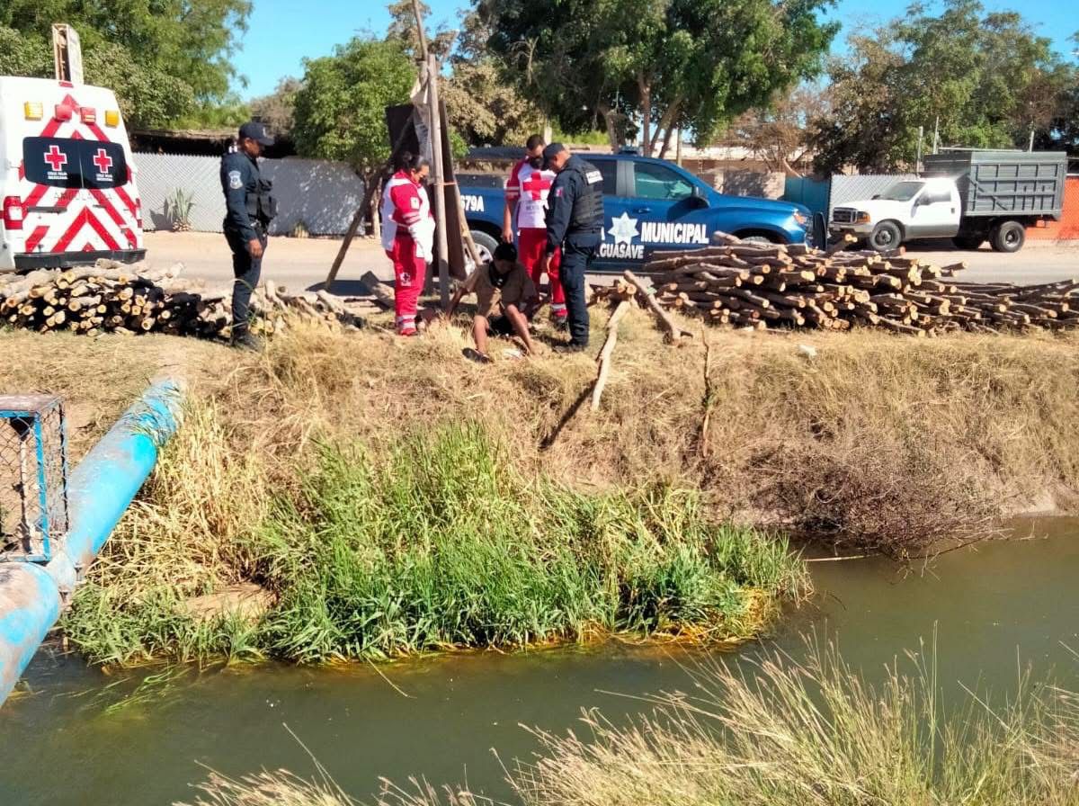 Rescatan a hombre en estado de ebriedad de un canal de Guasave, Sinaloa