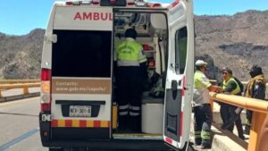 rescatan a hombre tras saltar del puente baluarte en la mazatlan durango ambulancia