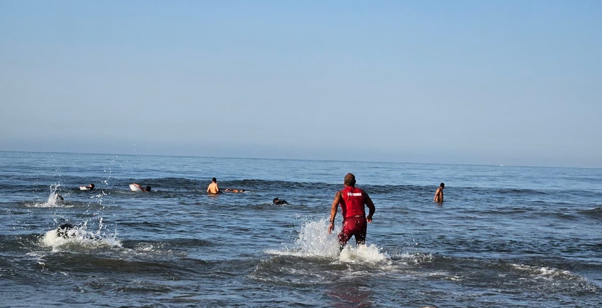 Rescatan a menor de edad en playa de San José, Ahome