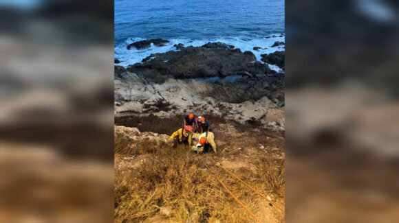 Rescatan a joven tras caída de más de 20 metros en zona rocosa de Mazatlán