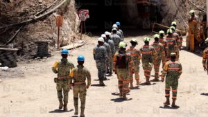 Autoridades trabajan en operativo para rescatar al último trabajador atrapado en mina Santa Fe