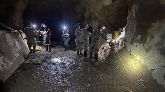 Tras 10 días de búsqueda, avanza la estabilización estructural de la mina Santa Fe, para rescate de los tres mineros en Rosario, Sinaloa