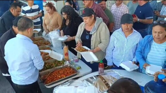 ¡Chinaloa responde! De nuevo, llevan comida a productores en protesta en Cuatro Caminos, Guasave, Sinaloa