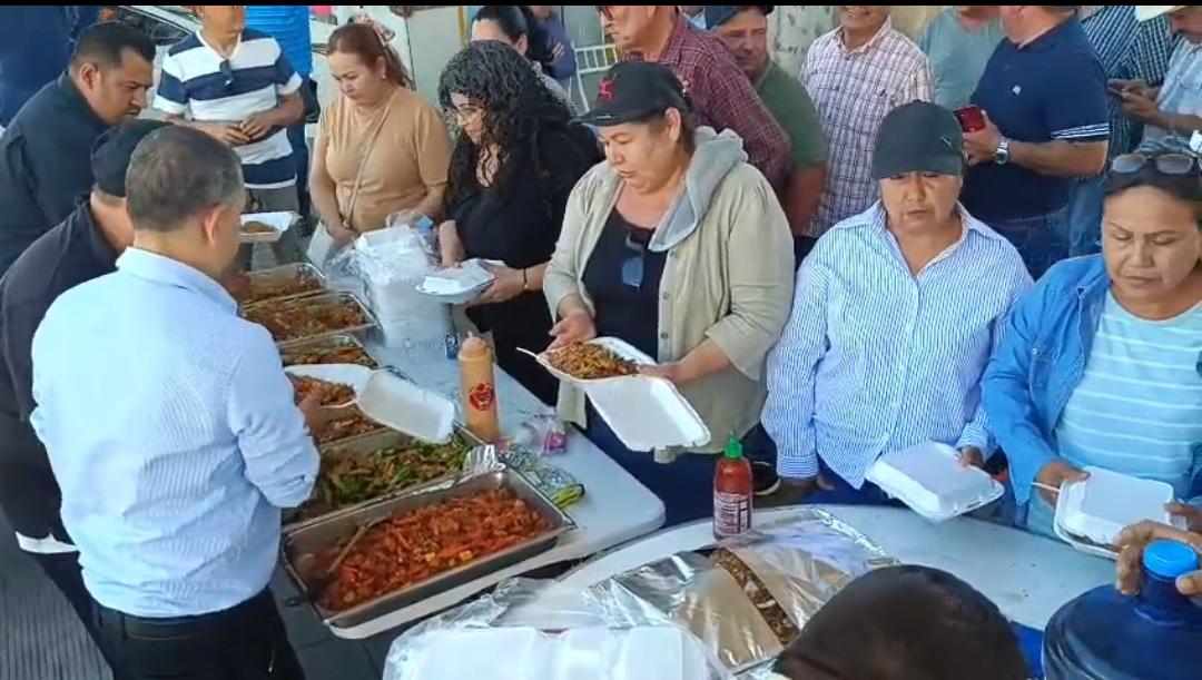 Restaurante Chinaloa les lleva comida a los productores en la caseta Cuatro Caminos, Guasave