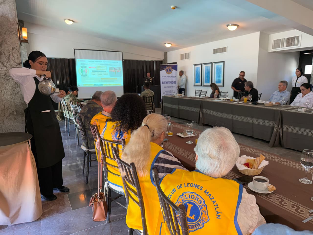 Reunión entre Club Leones Mazatlán y elementos del Ejército Mexicano