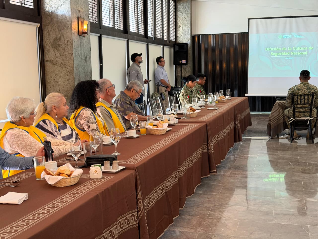 Reunión entre Club Leones Mazatlán y elementos del Ejército Mexicano