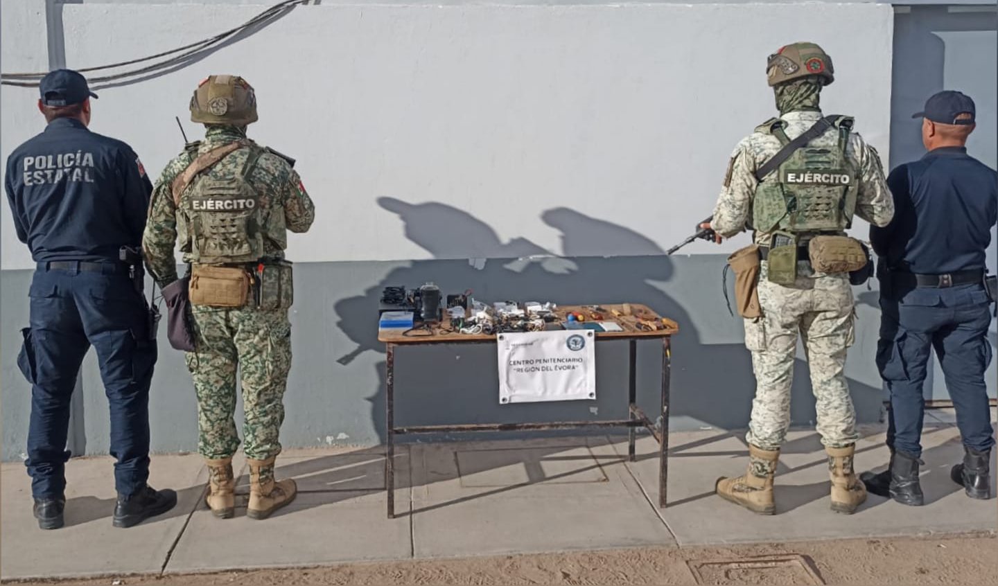 Personal militar presenta lo decomisado en revisión a penal en Angostura, Sinaloa