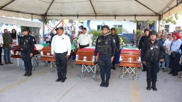 Rinden homenaje a policías caídos el 31 de marzo en Escuinapa, Sinaloa; los despiden con honores