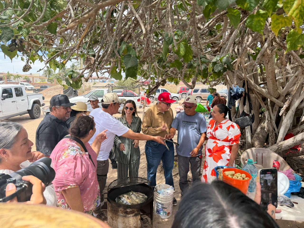 ruben rocha moya recorrio la comunidad de costa azul en angostura sinaloa