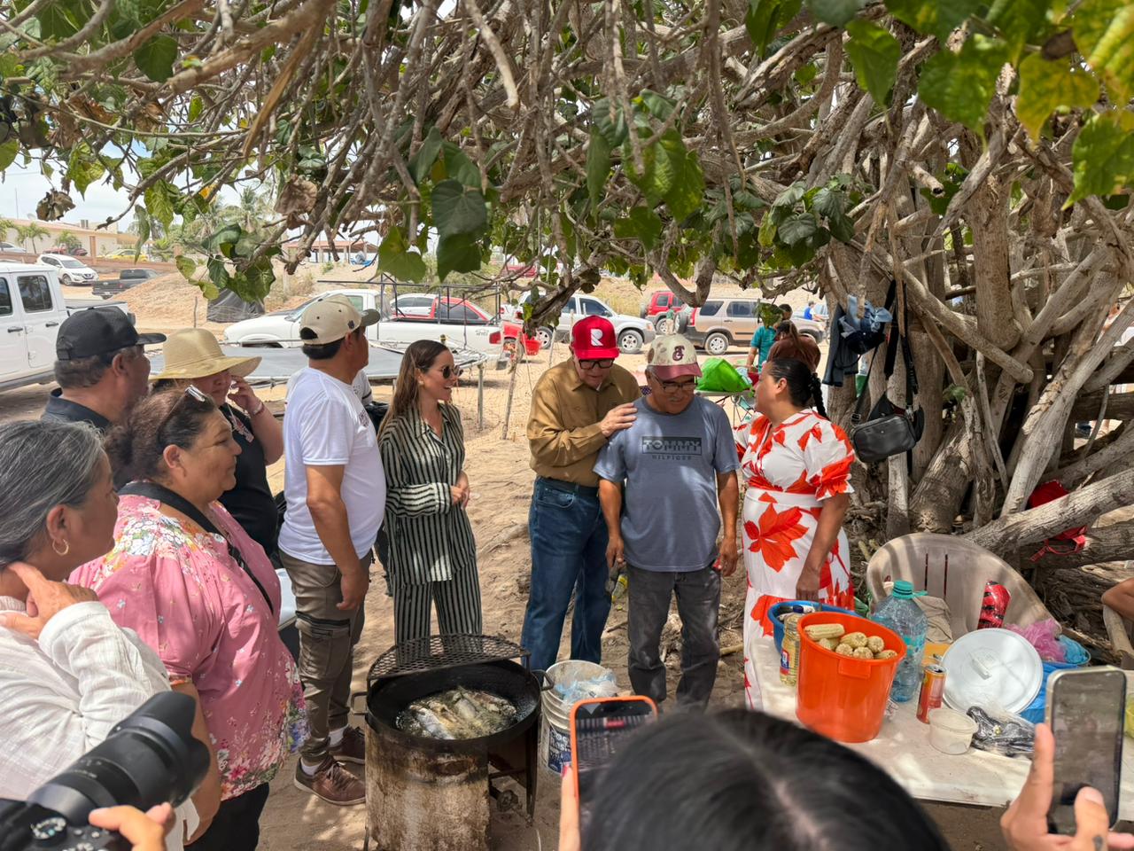 el gobernador ruben rocha recorrio la comunidad de costa azul en angostura sinaloa