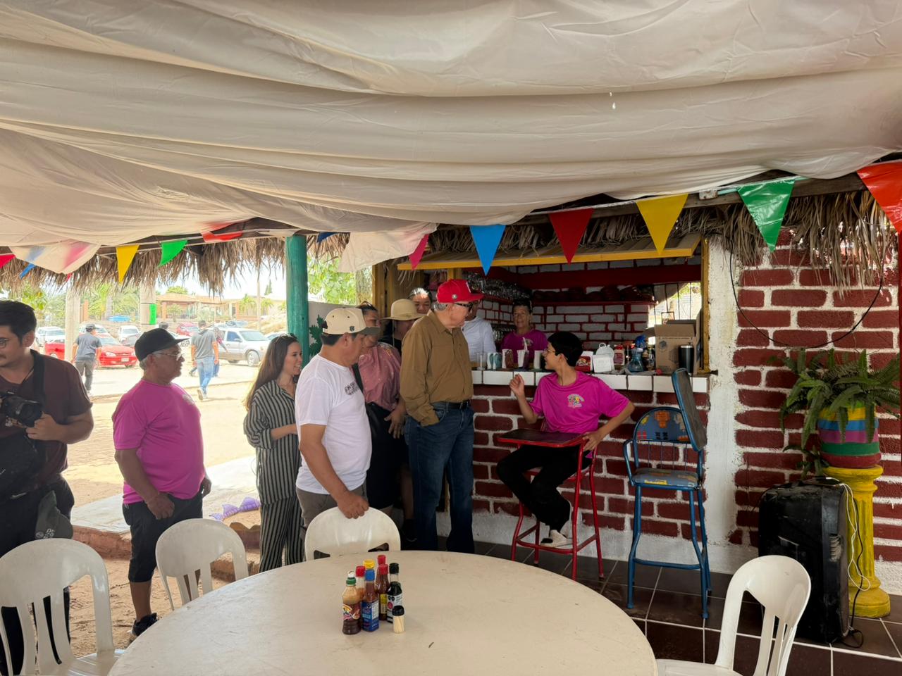 el gobernador ruben rocha recorrio la comunidad de costa azul en angostura sinaloa