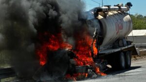 se incendia pipa para alimento de gallinas sobre la mexico 15