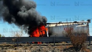 se incendia pipa para alimento de gallinas sobre la mexico 15 bomberos