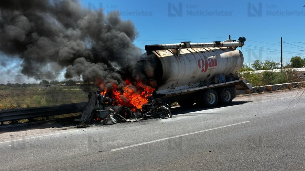 se incendia pipa para alimento de gallinas sobre la mexico 15 fuego