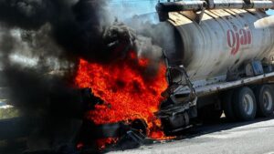 se incendia pipa para alimento de gallinas sobre la mexico 15 los mochis