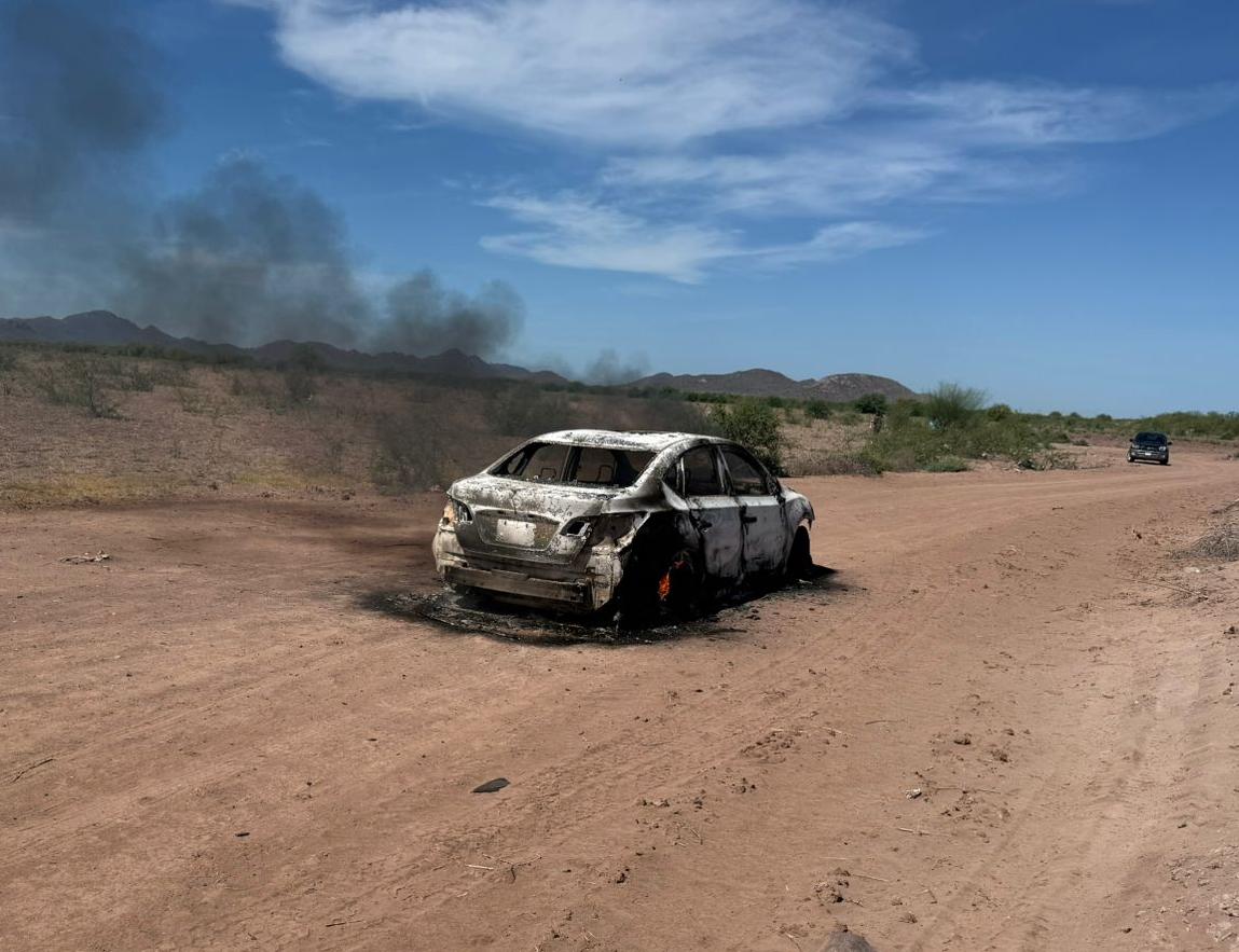 Vehículo de maestra incendiado en Ahome
