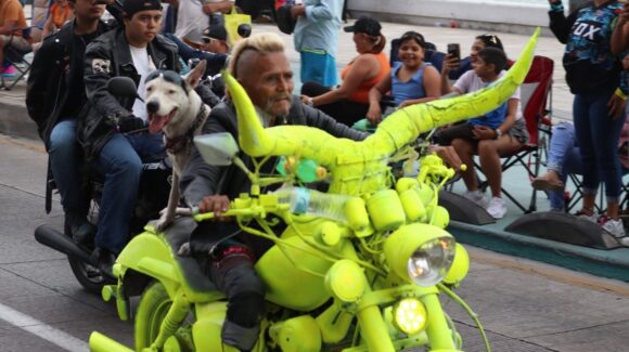 Personajes llenan de color y alegría el desfile de la Semana de la Moto 2026 en Mazatlán, Sinaloa