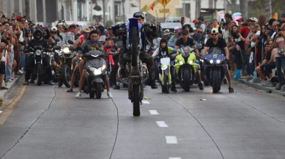 Miles de motociclistas recorren el malecón en el desfile de la Semana Internacional de la Moto Mazatlán 2026
