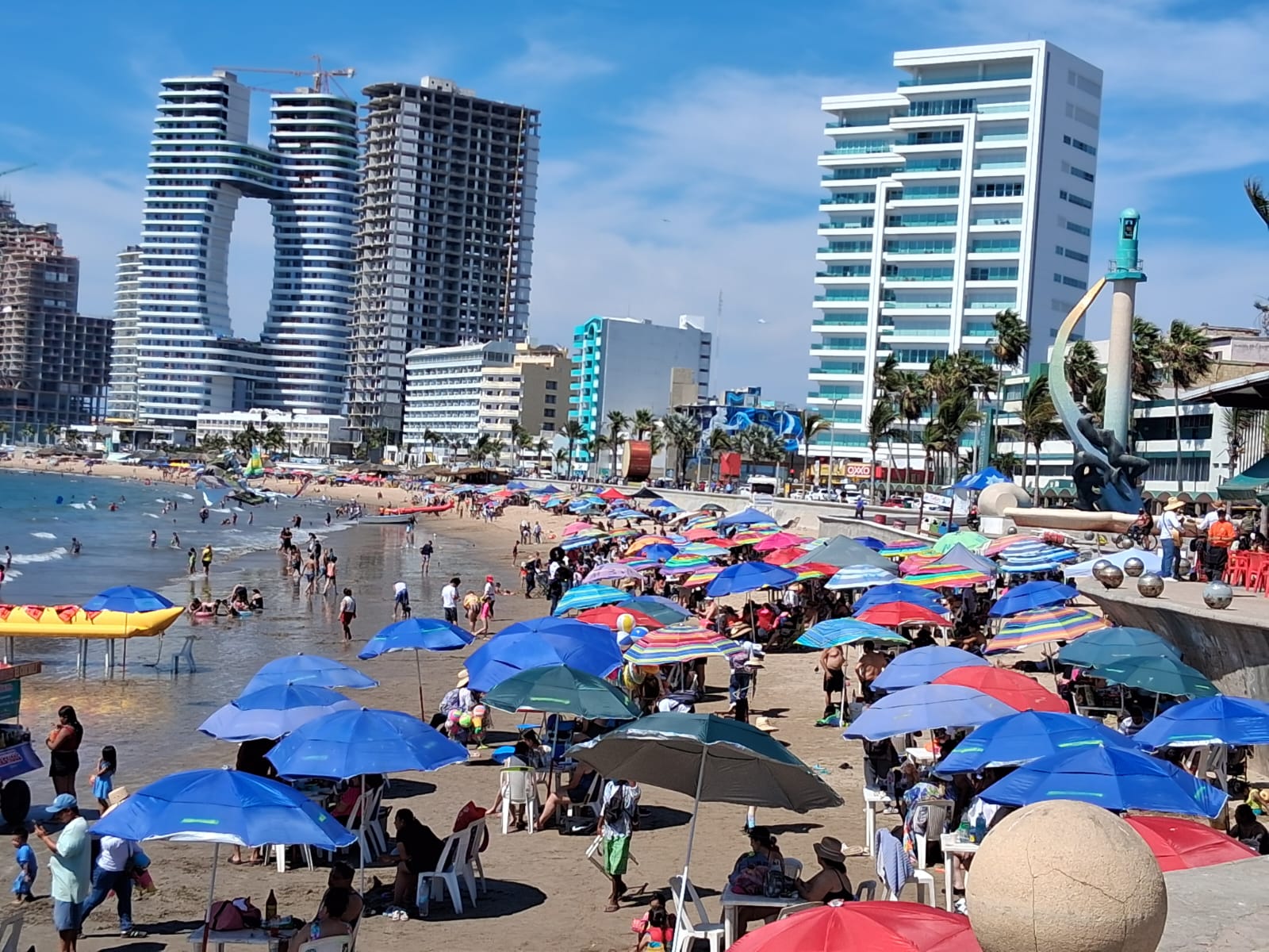 Vacacionistas en playas de Mazatlán en Semana Santa