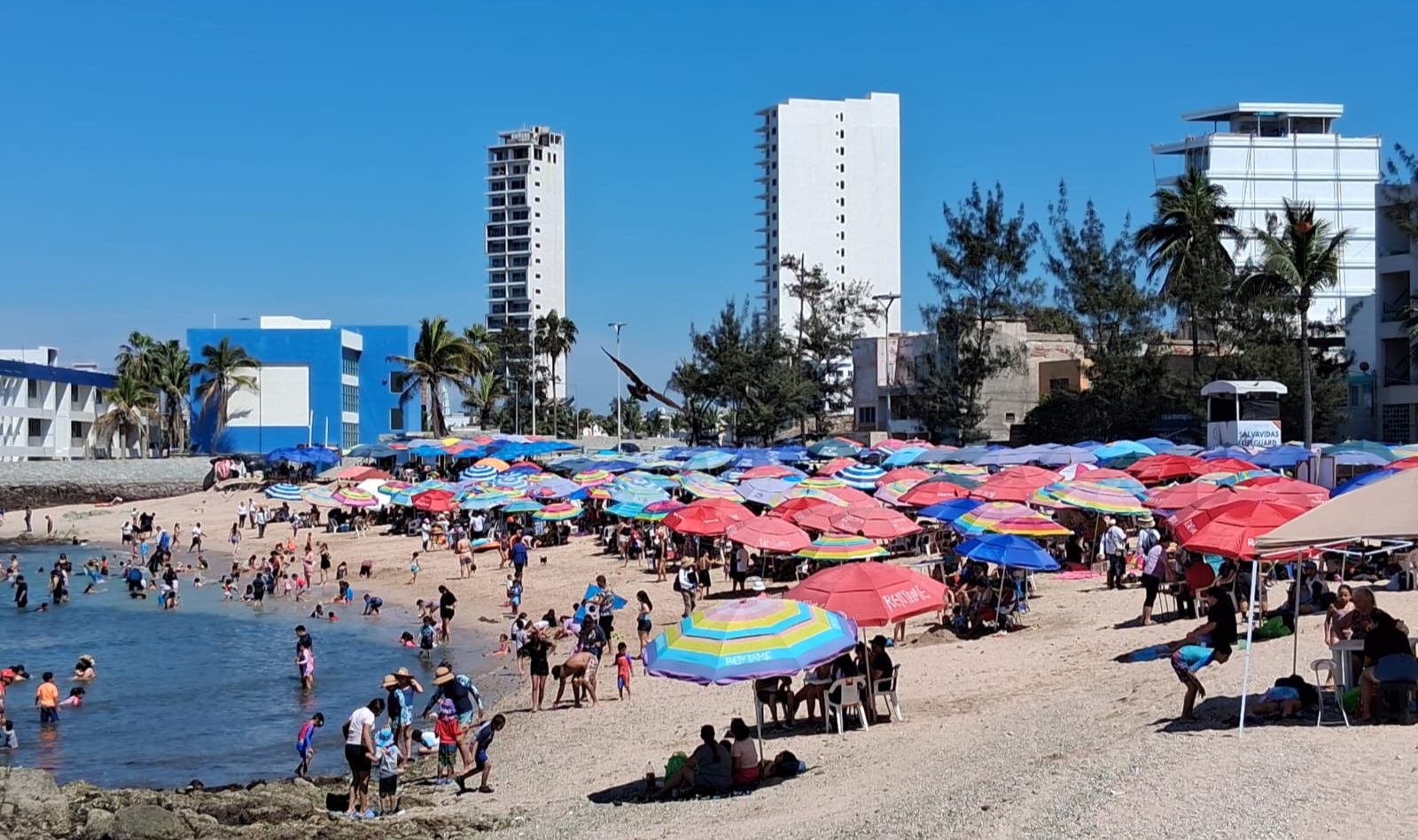 Vacacionistas en playas de Mazatlán en Semana Santa