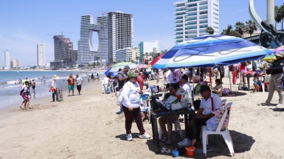 Saldo positivo en Jueves Santo en Mazatlán, Sinaloa: más de 21 mil visitantes, seis detenidos y cinco rescates acuáticos
