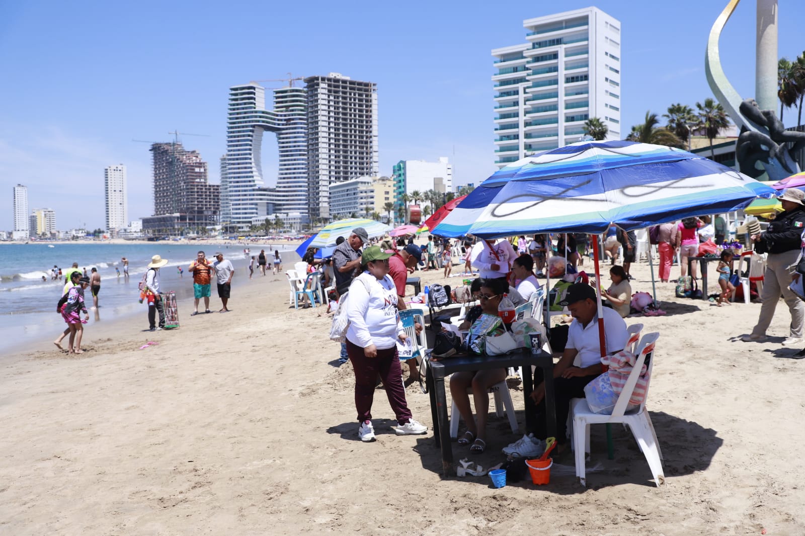 Vacacionistas en playas de Mazatlán en Semana Santa