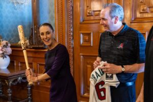 Claudia Sheinbaum recibe a directivos de Dbacks y Padres
