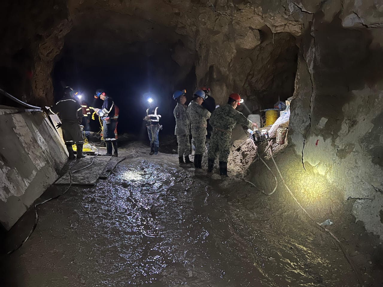 siguen los trabajos de rescate de tres mineros atrapados en rosario sinaloa