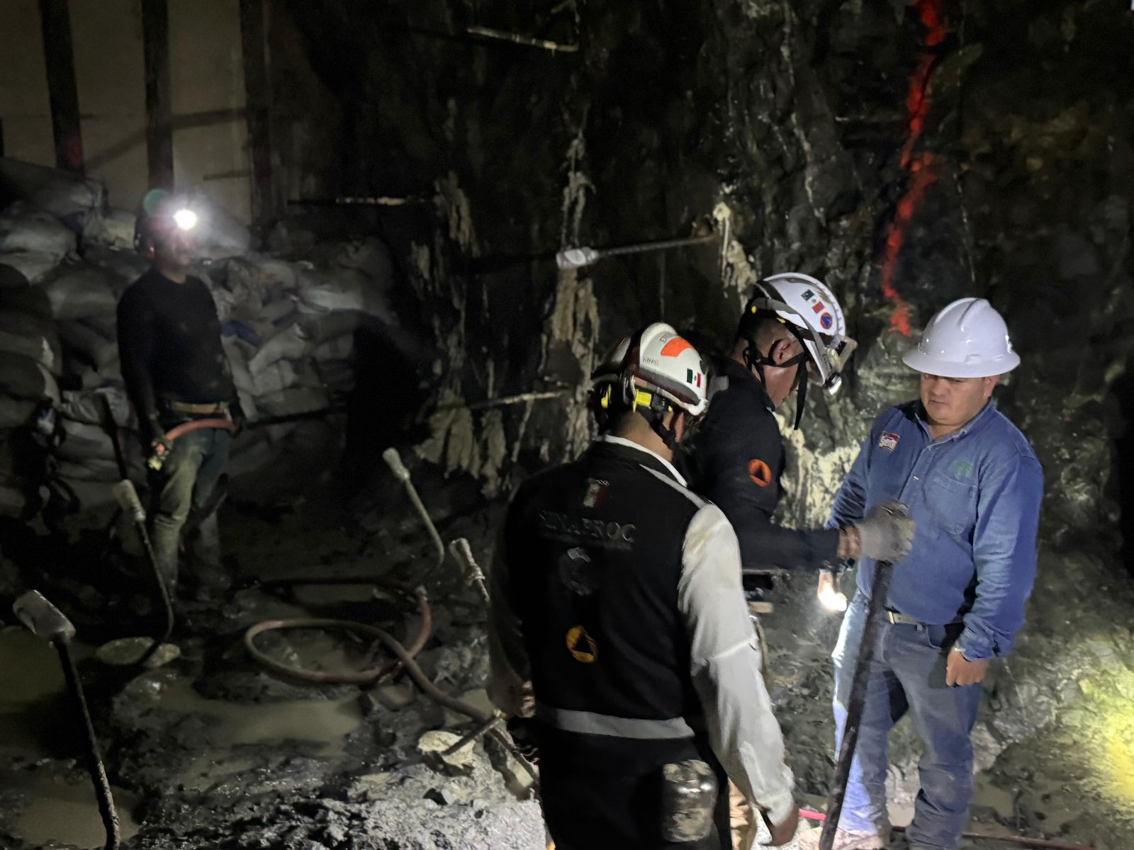 continuan sin cesar los trabajos de rescate de tres mineros atrapados en rosario sinaloa