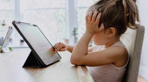OPS advierte sobre riesgos de sobreexposición a pantallas en la infancia