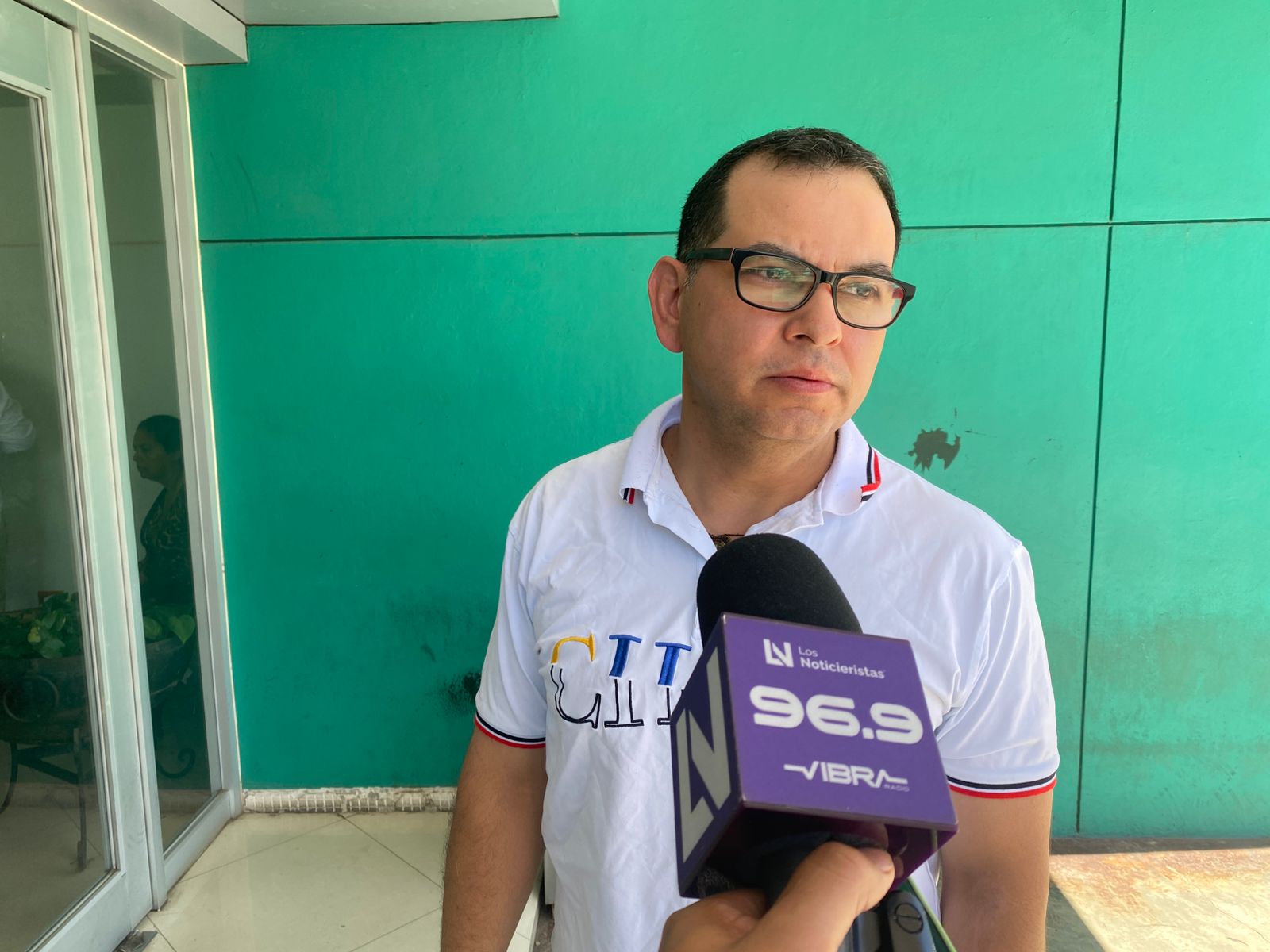 Ciudadano entrevistada sobre las tarifas de CFE