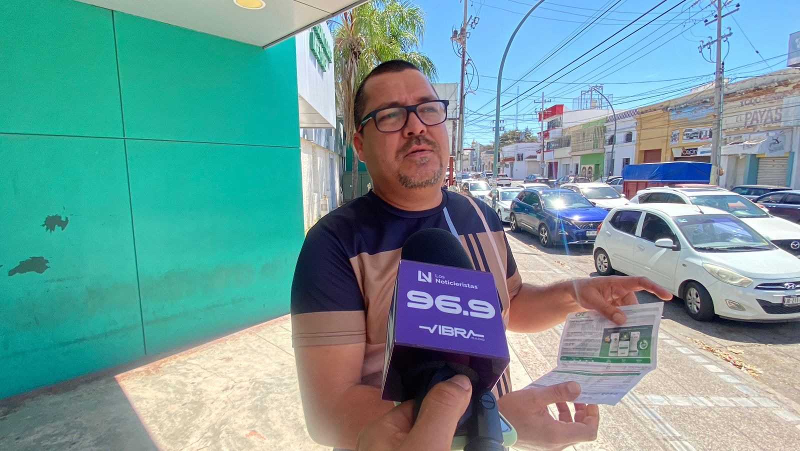 Ciudadano entrevistada sobre las tarifas de CFE