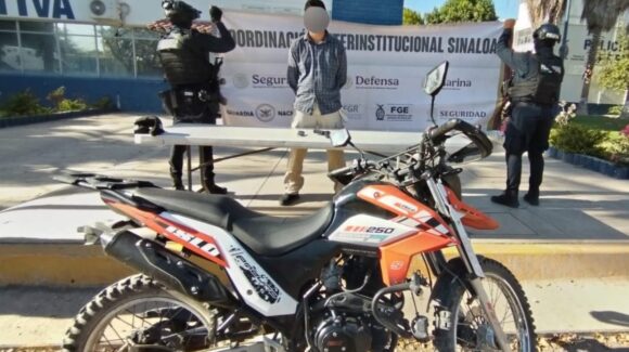 Detienen a sujeto armado a bordo de una moto en Aguaruto, Culiacán, Sinaloa