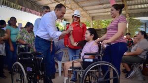 tabelojeca recibe la caravana del bienestar silla