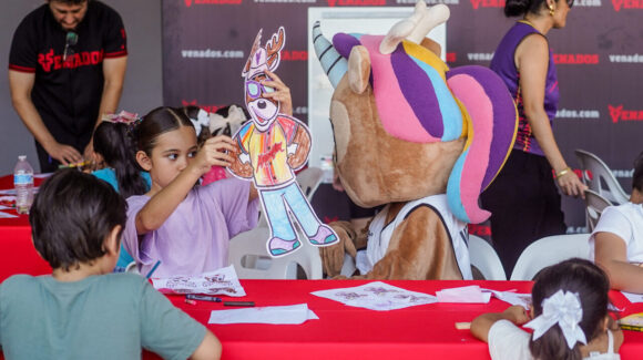 Entre colores, sonrisas y talento, taller de dibujo reúne a 50 niños en la casa de los Venados de Mazatlán por el Día del Niño