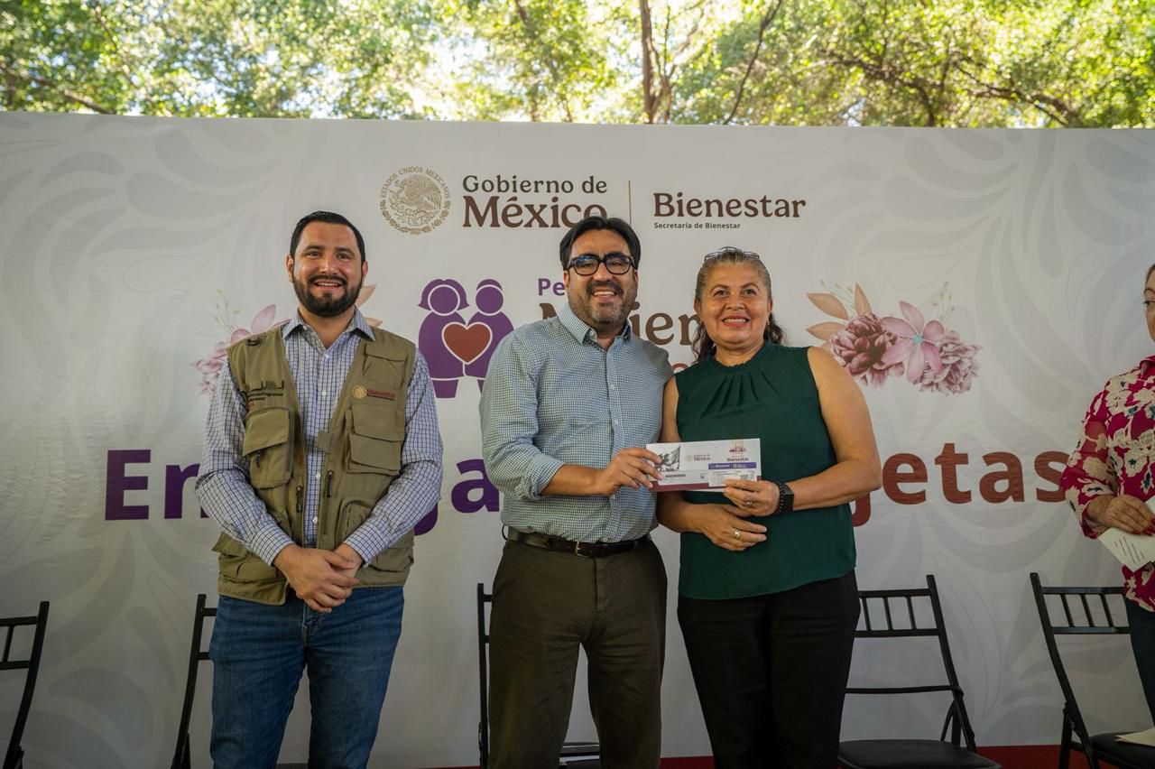Adultas mayores reciben su Tarjeta Pensión Mujeres Bienestar en Culiacán