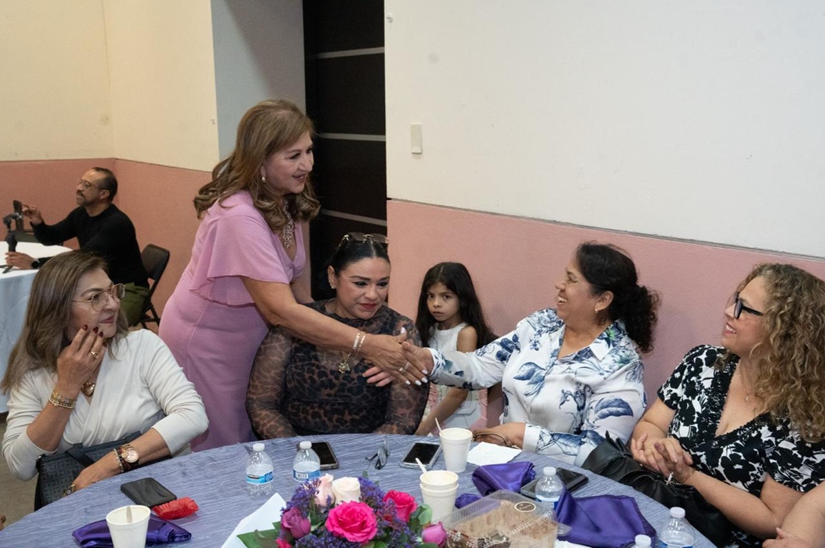 Tere Guerra en encuentro con mujeres en Culiacán