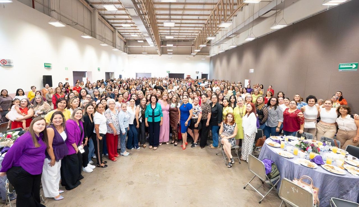 Tere Guerra en encuentro con mujeres en Culiacán