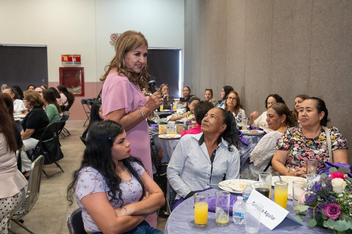Tere Guerra en encuentro con mujeres en Culiacán