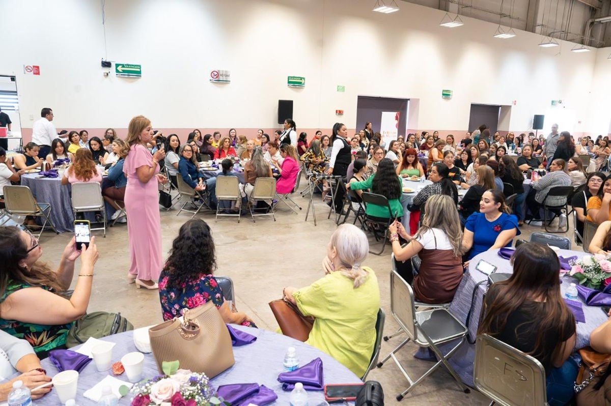 Tere Guerra en encuentro con mujeres en Culiacán