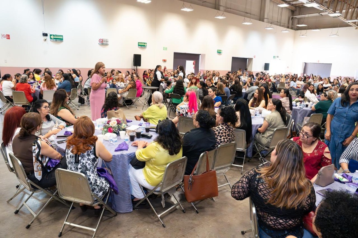 Tere Guerra en encuentro con mujeres en Culiacán
