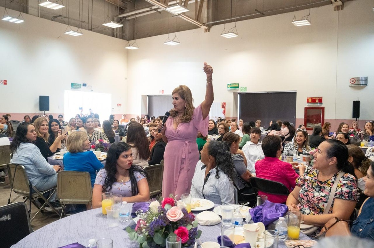 Tere Guerra en encuentro con mujeres en Culiacán