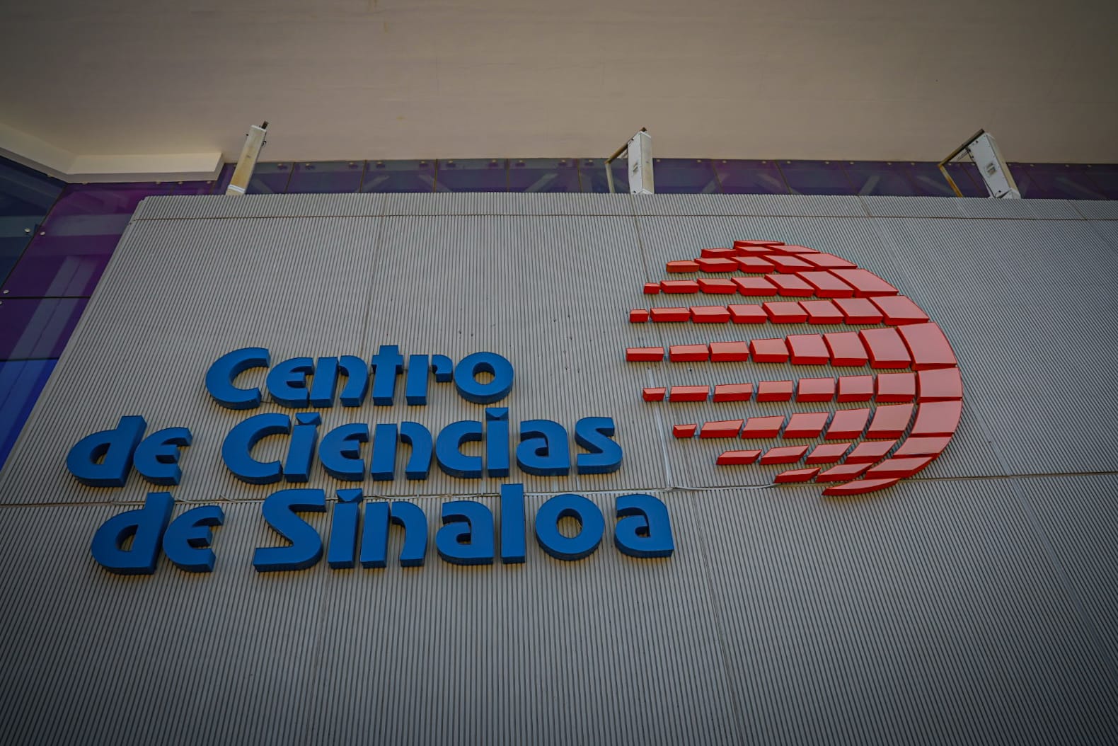 Trabajadores del Centro de Ciencias y CONFÍE realizan paro de labores, exigen incremento en pago de prestaciones