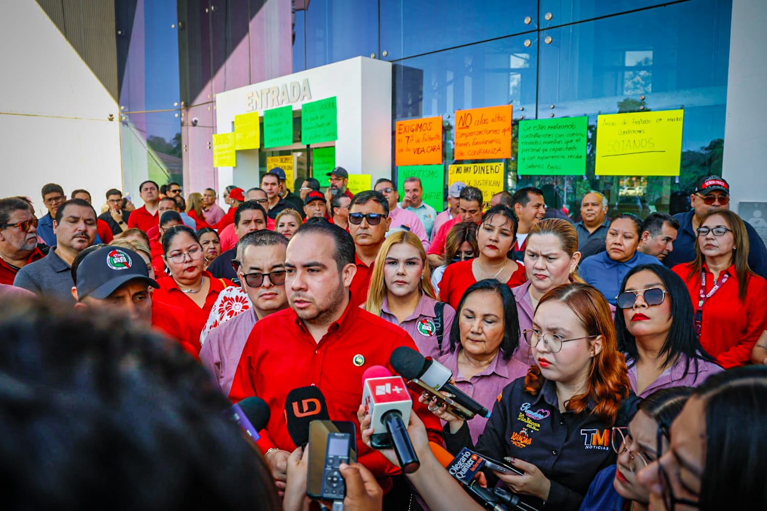Trabajadores del Centro de Ciencias y CONFÍE realizan paro de labores, exigen incremento en pago de prestaciones