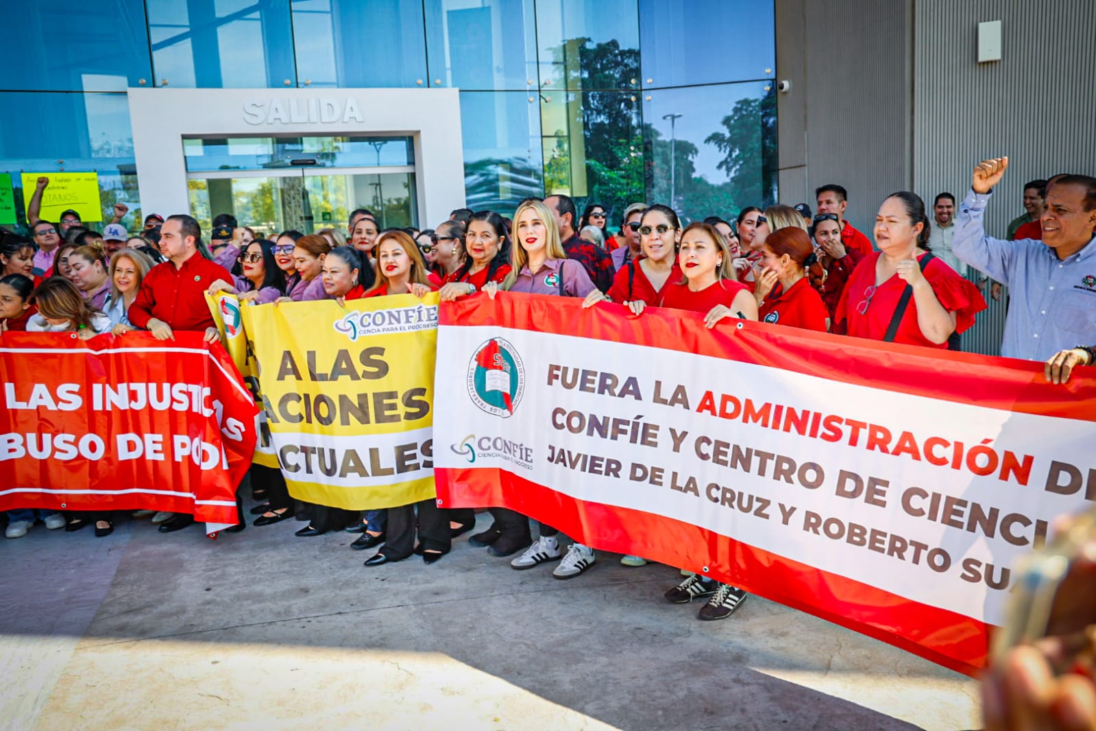Trabajadores del Centro de Ciencias y CONFÍE realizan paro de labores, exigen incremento en pago de prestaciones